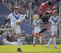 Laso rechaza la pelota en el Amalfitani. (Fuente: Alejandro Leiva) (Fuente: Alejandro Leiva) (Fuente: Alejandro Leiva)