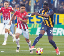 El colombiano Oscar Cabezas cuida la pelota ante la presión de los tucumanos. (Fuente: Fotobaires) (Fuente: Fotobaires) (Fuente: Fotobaires)