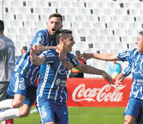 Godoy Cruz festeja el triunfo en Mendoza tras el gol de penal de Viera.