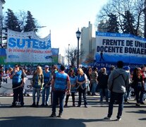 El paro bonaerense culminará hoy, cuando los docentes se sumen a la movilización de los universitarios. (Fuente: Twitter @SUTEBAProvincia) (Fuente: Twitter @SUTEBAProvincia) (Fuente: Twitter @SUTEBAProvincia)