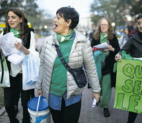 Amigas y activistas de parque chacabuco caminando a vestir todos los monumentos de pañuelo abortero. (Fuente: Jose Nicolini) (Fuente: Jose Nicolini) (Fuente: Jose Nicolini)