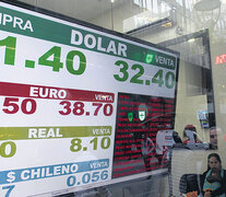 El dólar se llegó a vender a 32,62 pesos en algunos bancos y casas de cambio de la city porteña, para cerrar a un promedio de 32,10. (Fuente: Bernardino Avila) (Fuente: Bernardino Avila) (Fuente: Bernardino Avila)