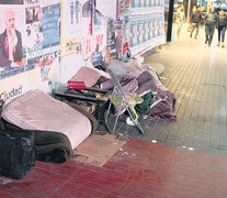 La avenida Corrientes es escenario del fuerte incremento de personas cobijadas en la vereda a la espera de otra suerte para sobrevivir. (Fuente: Joaquín Salguero) (Fuente: Joaquín Salguero) (Fuente: Joaquín Salguero)