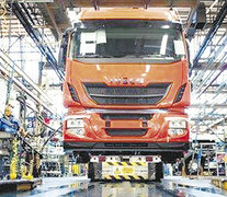 Iveco, la fábrica de camiones, eliminará días de trabajo en agosto para reducir stocks.