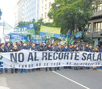 Los trabajadores ayer marcharon desde el Obelisco hasta la sede central del organismo.