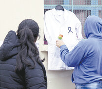 El frente de la escuela 49 de Moreno se convirtió en el lugar de homenaje a las dos víctimas. (Fuente: Jorge Larrosa) (Fuente: Jorge Larrosa) (Fuente: Jorge Larrosa)