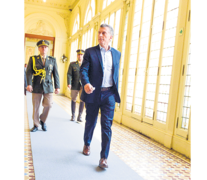 Macri caminaba y fue consultado por periodistas, frente a lo cual se mostró despreocupado por la crisis. (Fuente: NA) (Fuente: NA) (Fuente: NA)