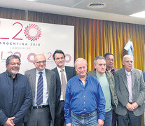 Sonrisas durante el encuentro entre la cúpula de la CGT y los delegados del FMI.