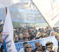 Los trabajadores de Astilleros Río Santiago realizan un acampe frente a la gobernación bonaerense.