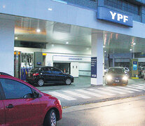 YPF fue la primera, pero se espera que en las próximas horas el resto de las petroleras sigan el mismo camino.