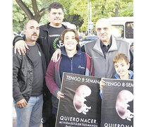 Alejandro Biondini, líder de Bandera Vecinal, posando en la marcha por la vida.