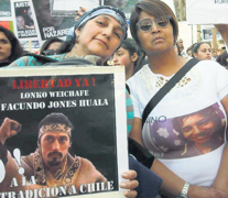 A la izquierda, Isabel Huala, durante la marcha del lunes en contra del gatillo fácil en Plaza de Mayo.