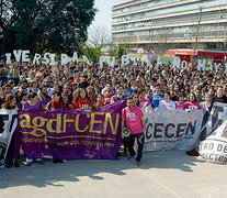 “Sin universidad pública no hay futuro”, fue la consigna del abrazo simbólico realizado ayer en la Ciudad Universitaria de la UBA.