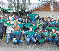 Pañuelazo frente a la casa de la senadora Larraburu, en Bariloche.