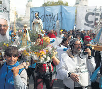 La gente llegó a la Plaza mayormente viajando en tren desde el conurbano hasta las terminales de Once, Constitución y Retiro. (Fuente: Joaquín Salguero) (Fuente: Joaquín Salguero) (Fuente: Joaquín Salguero)