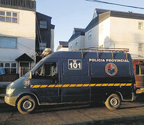 La camioneta policial durante el allanamiento al domicilio de Gala.