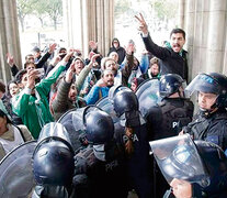 Los policías y trabajadores forcejearon en la entrada del Ministerio de Agroindustria.