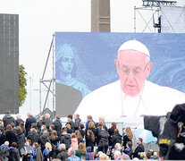 “Ninguno de nosotros puede dejar de conmoverse por las historias de menores que han sufrido abusos”, dijo el Papa. (Fuente: EFE) (Fuente: EFE) (Fuente: EFE)