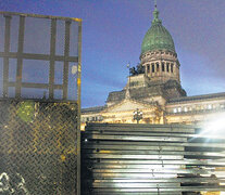 Las vallas ya fueron apiladas en la plaza del Congreso y comenzarán a cercarla hoy. (Fuente: Leandro Teysseire) (Fuente: Leandro Teysseire) (Fuente: Leandro Teysseire)