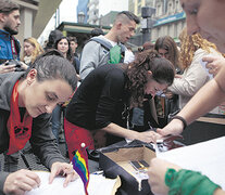 Cientos de personas hicieron ayer el trámite en Callao y Corrientes. (Fuente: Verónica Martínez) (Fuente: Verónica Martínez) (Fuente: Verónica Martínez)