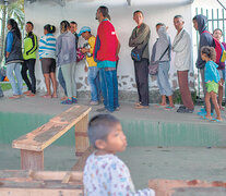 Inmigrantes venezolanos hacen fila para desayunar en una parroquia en Pacaraima, estado de Roraima, Brasil. (Fuente: AFP) (Fuente: AFP) (Fuente: AFP)