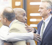 Luego del histórico fallo, Dewayne Johson se abraza con su abogado. (Fuente: AFP) (Fuente: AFP) (Fuente: AFP)