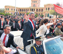 Tras la jura, camino a la catedral en un Cadillac convertible, Marito y su esposa, Silvana. (Fuente: AFP) (Fuente: AFP) (Fuente: AFP)