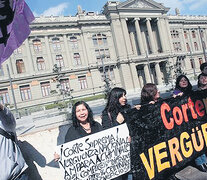 Protesta de activistas frente a la Corte Suprema chilena.