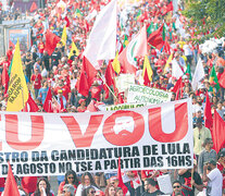 Miles de simpatizantes del PT apoyaron la inscripción de la fórmula Lula-Haddad. (Fuente: EFE) (Fuente: EFE) (Fuente: EFE)