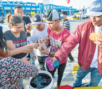 Inmigrantes venezolanos reciben comida en el Centro Binacional de Atención de Frontera de Huaquillas. (Fuente: AFP) (Fuente: AFP) (Fuente: AFP)