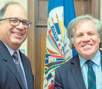 Juan Cruz junto a Luis Almagro, secretario general de la OEA.