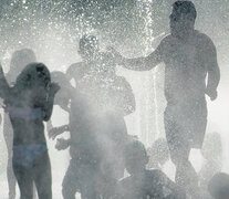 Chicos y grandes buscan un alivio en las fuentes de Madrid. (Fuente: AFP) (Fuente: AFP) (Fuente: AFP)