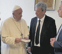 El Papa recibió en el Vaticano a Celso Amorim (izq.), Carlos Ominami y Alberto Fernández.