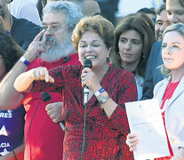 Discurso de Dilma mientras Gleisi sostiene la inscripción de Lula, ayer en Brasilia. (Fuente: AFP) (Fuente: AFP) (Fuente: AFP)