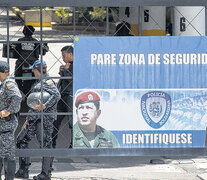 Custodian la entrada a las oficinas del Servicio Bolivariano de Inteligencia Nacional en Caracas.