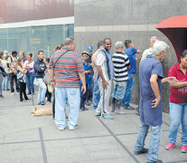 Venezolanos hacen cola en cajeros automáticos, donde pudieron sacar hasta 10 bolívares soberanos.