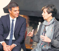 Sánchez conversa con Isabel Allende en la casa de la senadora en la capital chilena. (Fuente: EFE) (Fuente: EFE) (Fuente: EFE)