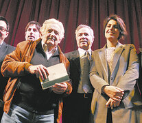 El emotivo cierre de la presentación de Latinoamérica piensa, con todos los protagonistas en el centro del escenario. (Fuente: Sandra Cartasso) (Fuente: Sandra Cartasso) (Fuente: Sandra Cartasso)