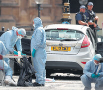 Un equipo de expertos forenses trabaja en la escena del incidente en Londres.