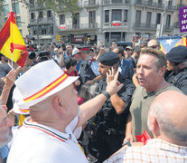 Monárquicos discuten con independentistas en las calles de Barcelona durante el aniversario del atentado. (Fuente: AFP) (Fuente: AFP) (Fuente: AFP)