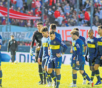 Cabezas gachas en la retirada de Boca del estadio de Quilmes, donde Estudiantes fue local.