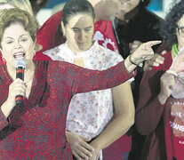 Habla Dilma, una de las principales oradoras en la convención del PT que proclamó la candidatura de Lula.