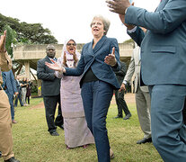 Theresa May baila frente al edificio de Naciones Unidas en Nairobi durante su gira por Africa. (Fuente: AFP) (Fuente: AFP) (Fuente: AFP)