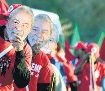 Máscaras de Lula en la marcha del MST anoche cerca de Brasilia. (Fuente: AFP) (Fuente: AFP) (Fuente: AFP)