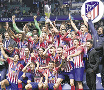 Simeone y sus jugadores festejan la obtención de la Supercopa de Europa. (Fuente: AFP) (Fuente: AFP) (Fuente: AFP)