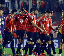 Los jugadores de Independiente se retiran derrotados del Libertadores de América.