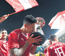 Pablo Hernández besa la Copa conquistada ayer en Japón. (Fuente: AFP) (Fuente: AFP) (Fuente: AFP)