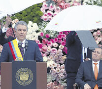 Duque pronunció un discurso bajo la lluvia en un jardín de rosas, en la Plaza Bolívar de Bogotá, tras ser investido. (Fuente: EFE) (Fuente: EFE) (Fuente: EFE)