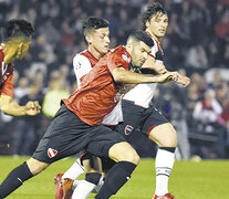 Gigliotti pelea por la pelota en la noche rosarina. El Puma marcó un doblete.