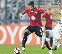 Maximiliano Meza en pugna por la pelota. El volante aportó su talento a cuentagotas.